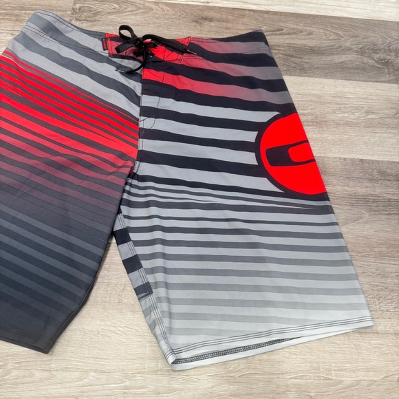 Oakley Point 21 Boardshorts Mens 38 Red Gray Black Striped Vacation Beach - Picture 3 of 6